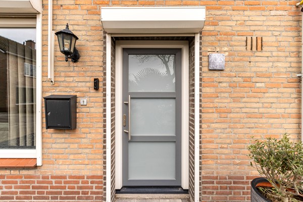 Foto - Te koop: Ruime 2-onder-1-kapwoning met dubbele garage, eigen oprit en fijne tuin